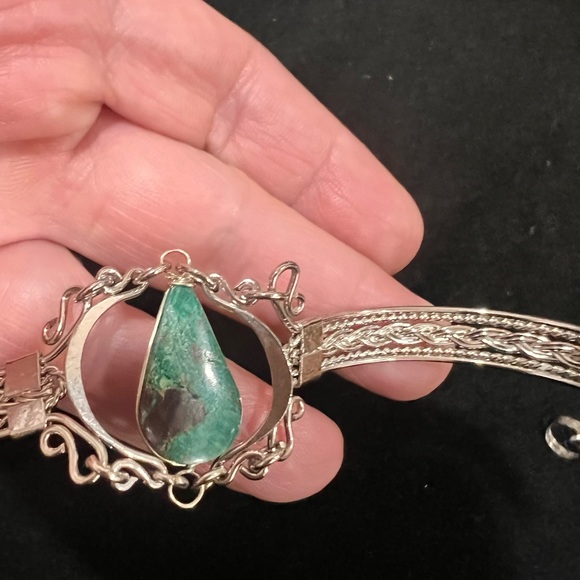 BRAND NEW! Handmade zilvertone adjustable bracelet with green gemstone. OSFM - Picture 8 of 9